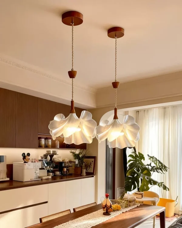 Lampa wisząca PEONIA – mleczne płatki
